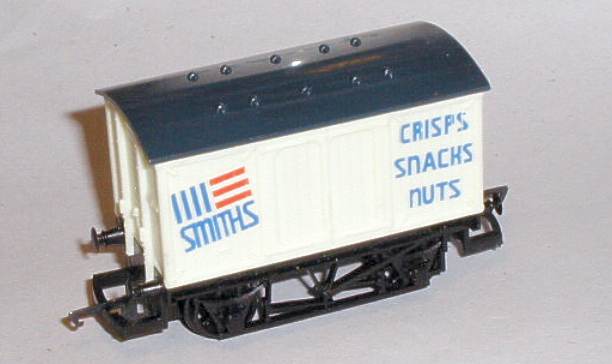 Hornby R135 Closed Van Smiths Crisps Snack Nuts