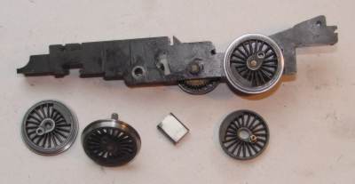 Hornby Tri-ang chassis traction magnet removed